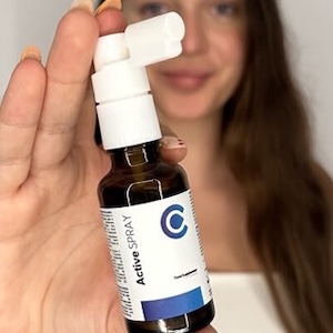 Eine Person, die das Calorie Active Spray anwendet.